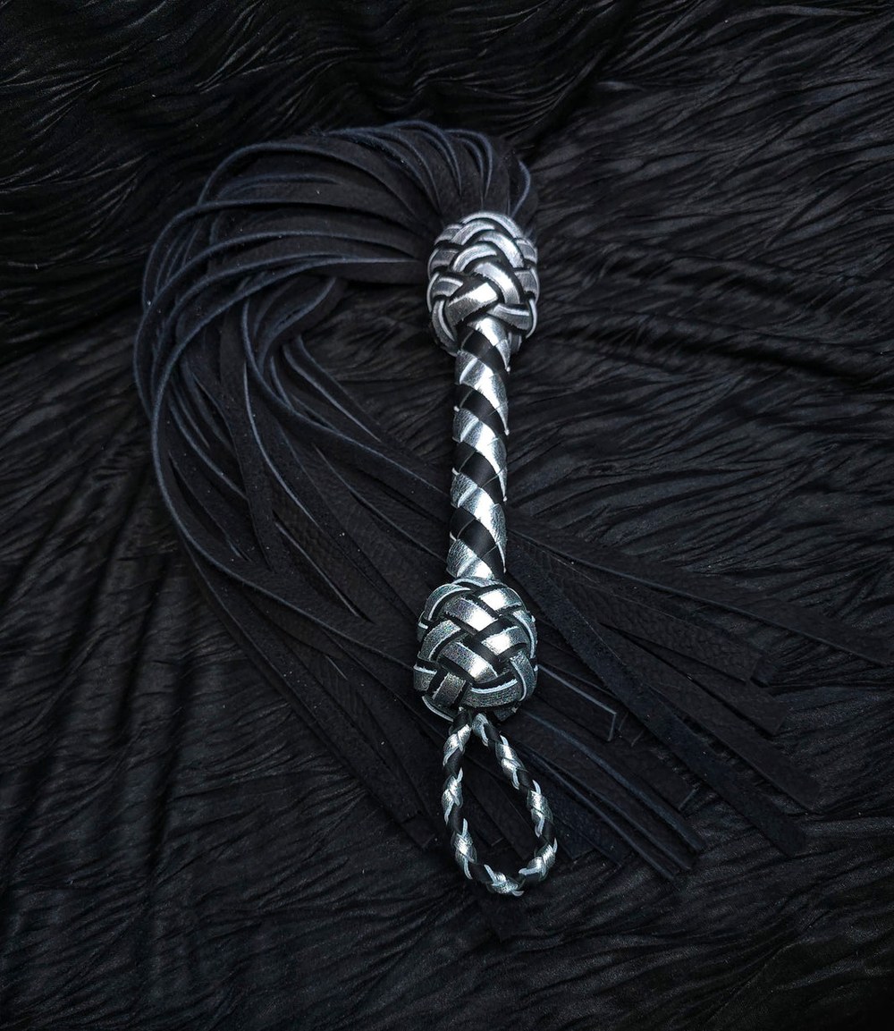Martinet BDSM en cuir noir tressé, pour des jeux d’impact légers