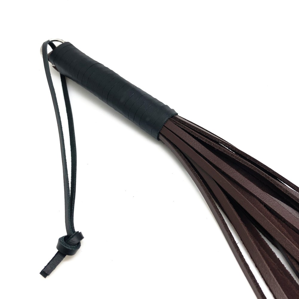Martinet BDSM en cuir marron à lanières, fabrication artisanale Caresse de Cuir