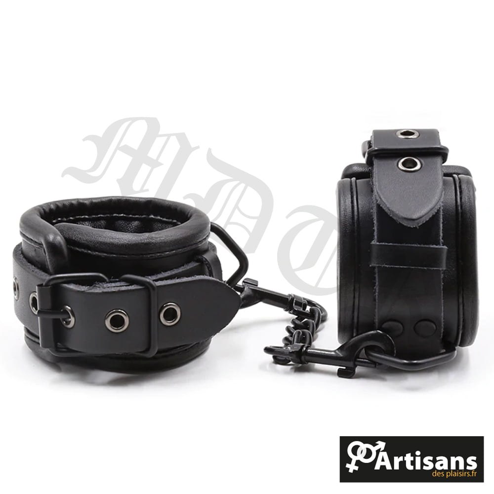 Paire de menottes BDSM en cuir noir et rouge à fourrure, modèle fétichiste type Pulsion-SM