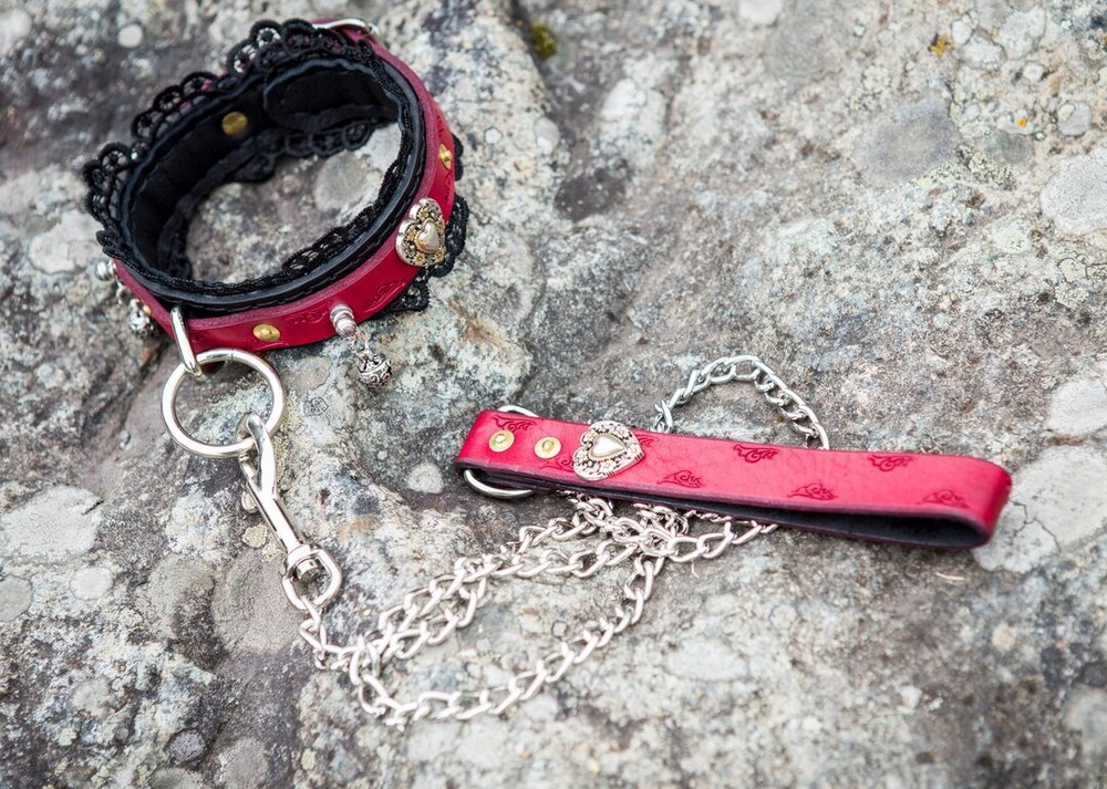 Brown buffalo leather BDSM collar and leash, handmade by Caresse de Cuir